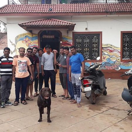 Wanderers Hostel Morjim Exterior foto