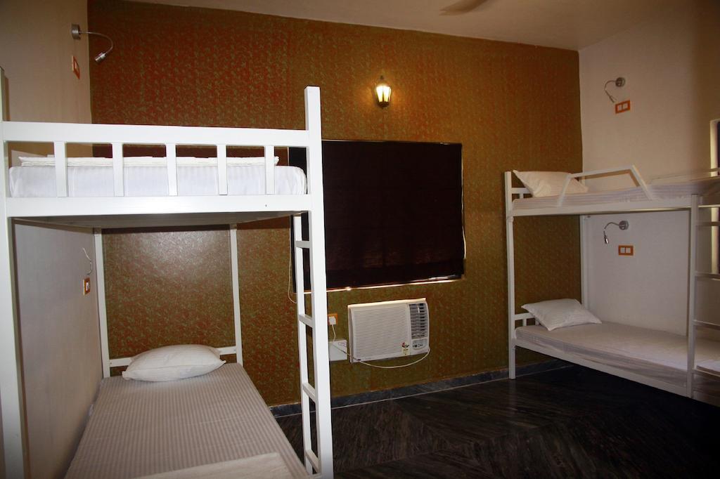 Wanderers Hostel Morjim Quarto foto