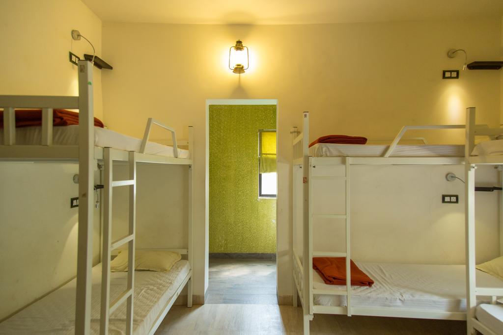 Wanderers Hostel Morjim Exterior foto