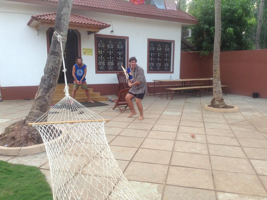Wanderers Hostel Morjim Exterior foto