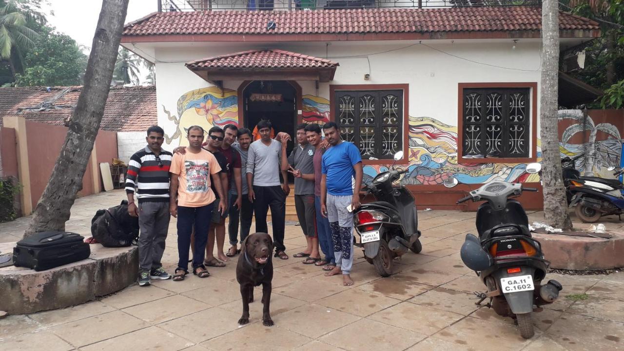 Wanderers Hostel Morjim Exterior foto